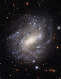 -По случаю начала новой недели традиционное новое фото с сайта миссии телескопа «Хаббл». На этот раз перед нами спиральная галак