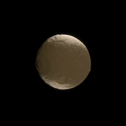 Странный шар из фольги или Япет, спутник Сатурна? Архивный снимок Кассини