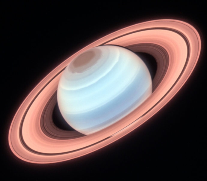 Сатурн в ультрафиолетовом свете от телескопа им.Хаббла.