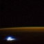 Звезды, свечение атмосферы Земли и вспышка молнии, вид с МКС