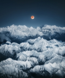 Вспомним уходящий год прекрасным снимком лунного затмения над Гималаями фотографа Кая Хуна