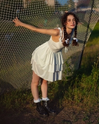 Фото с девушкой, арт, в поле, ворота