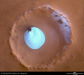 Водяной лед на дне кратера  Снимок космического аппарата ESA MarsExpress позволяет в деталях рассмотреть отложения водяного льда