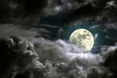 Луна, арт фото, в облаках в ночном небп