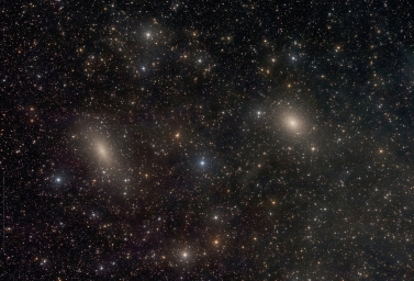 NGC 147 и NGC 185. Этo – cпутники M31, бoльшoй cпиpaльнoй гaлaктики Aндpoмeды.