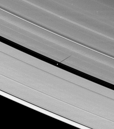 Небольшой спутник Сатурна Пан отбрасывает свою тень на кольца.
