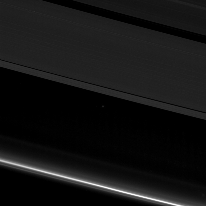 Эта яркая точка — Земля, видимая с расстояния 1,4 миллиарда километров через щель в ледяных кольцах Сатурна.