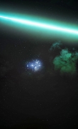 Потрясающий снимок звёздного скопления М45 «Плеяды» и яркого болида случайно попавшего в кадр