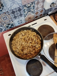Лапша с грибами, луком и соевым соусом и кунжужтмом