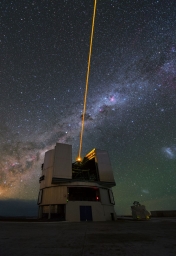 Телескоп ESO VLT в Паранальской обсерватории настривает адаптивную оптику лазером, на заднем фоне Млечный Путь.
