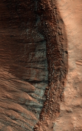 Иней на склоне марсианского кратера. Снимок со спутника Mars Reconnaissance Orbiter (MRO).