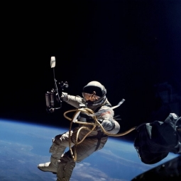 Эд Уайт, первый американец в открытом космосе, 3 июня 1965 года. Выход продолжался 22 минуты.