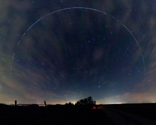 МКС пересекает весь небосвод!   Чтобы показать полную дугу пролета, автор объединил семь отдельных 60-секундных снимков.