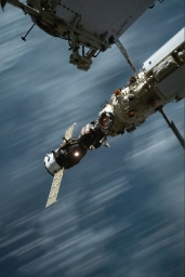 Необычный снимок на длинной выдержке пристыкованного Союз МС-18 к модулю Наука, 28 сентября 2021 года