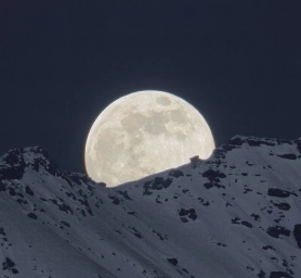 Большая, белая, полная луна, где-то над горами, вечером, ночью