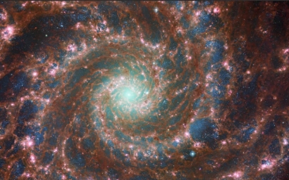 Два телескопа показали новые эффектные снимки Призрачной Галактики