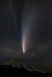 Комета Neowise над вулканом Бейкер, Северная Америка. Автор: Andy Ermolli.