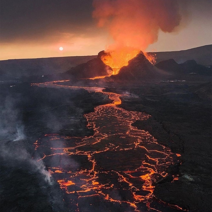 Извергающийся вулкан в Исландии, лава течёт