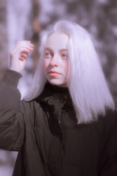 Фото девушки с белоснежными волосами, супер арт
