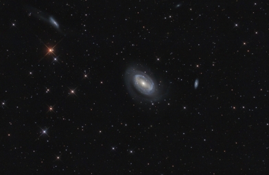 Галактики NGC 4747, NGC 4725, NGC 4712 в созвездии Волосы Вероники