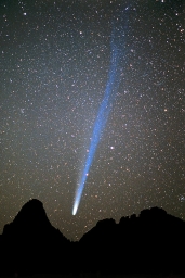 Длиннохвостая комета Хякутакэ наблюдаемая в 1996 году  Фото: Frank Zullo.