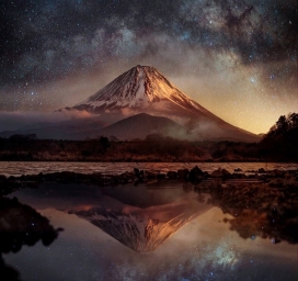 Звездное небо над горой Фудзияма в Японии.