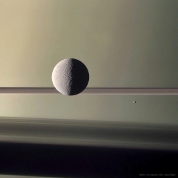 Рея и Эпиметей на фоне Сатурна