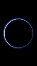 Атмосфера Плутона подсвеченная лучами Солнца. Снимок аппарата «Новые Горизонты».