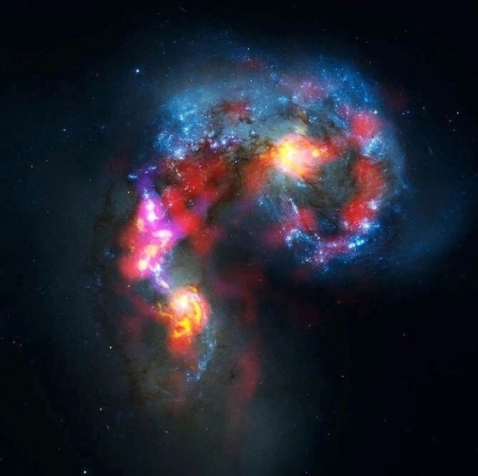 Галактика NGC 4038 в созвездии Ворона-