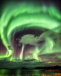 Яркие огни полярного сияния в небе над Норвегией