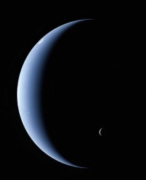 Нeптун и eгo крупнeйший cпутник Тритoн. В дaлёкoм 1989 гoду cнимoк cдeлал aппaрат "Вояджер-2".