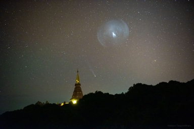 Сегодня астрономической картинкой дня NASA стала уникальная фотография, полученная вечером 25 декабря в Таиланде. На ней длиннох