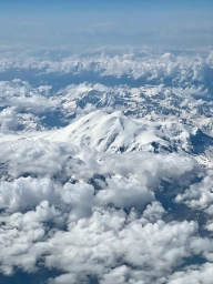 Горы с высоты полёта самолёта. Заснеженные горы