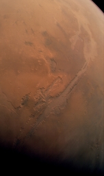 Долина Маринера — крупнейшая (4500 км в длину) известная система каньонов во всей Солнечной системе. Снимок сделан арабским зонд