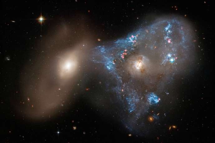 Arp 143  Пара взаимодействующих галактик NGC 2445 и NGC 2444