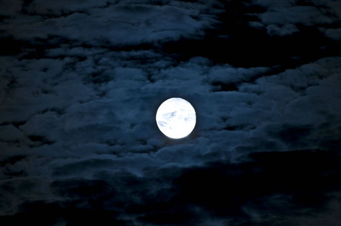 Светящаяся красивая луна в темном небе, фоновые обои
