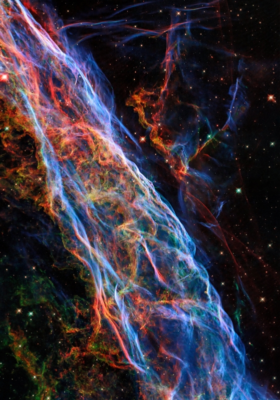 Волокна из газа - это остатки звезды, взорвашейся как сверхновая примерно 7000 лет назад и оставившей после себя туманность под названием Вуаль