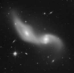 Чёрно-белые взаимодействующие галактики в обработке Judy Schmidt, AM 1332-331