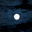 Светящаяся красивая луна в темном небе, фоновые обои