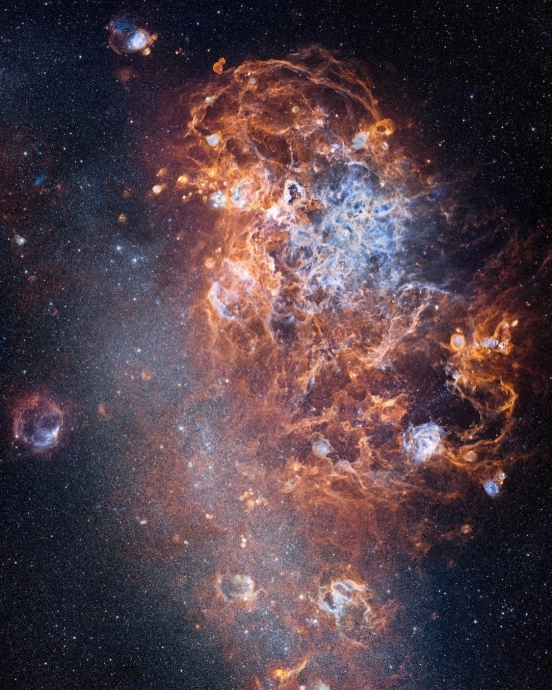 Вселенная. Туманность Тарантул с частями Большого Магелланова Облака.