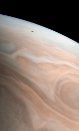 Спутник Юпитера Амальтея бросает тень на газового гиганта.