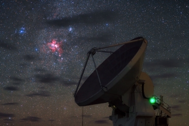 Туманность в небе(Туманность Эта Киля), красная на фоне ALMA - антенных телескопов