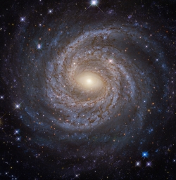 Cпиральная сейфертовская галактика NGC 6814 с активным ядром. Она находится на расстоянии 75 миллионов световых лет от нас.