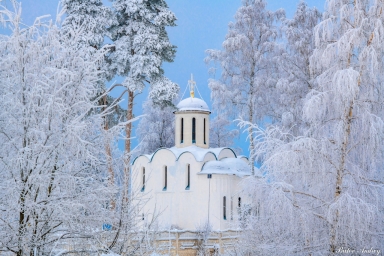 Красоты зимней России, снежно. церковь или храм