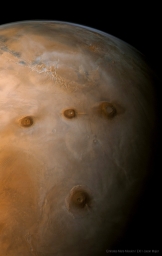 Свежая обработка снимка Марса от аппарата "Аль-Амаль". В нижней части кадра можно увидеть гору Олимп, а чуть выше цепочку из тре