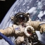 Космическое селфи астронавта Эдварда Майкл Финка, в скафандре Орлан у МКС во время экспедиции