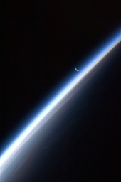 Луна выглядывает из-за Земли