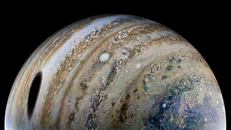 Тень от спутника Ганимед на поверхности Юпитера.