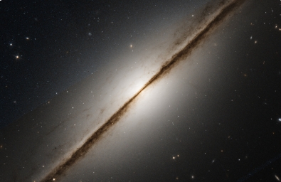 Центральная часть спиральной галактики NGC 7814, видимой с ребра.