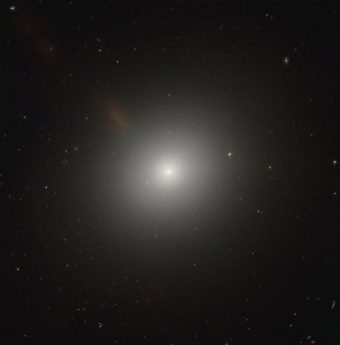 Эллиптическая галактика M105, находится в 30 млн. св. лет от нас в созвездии Льва